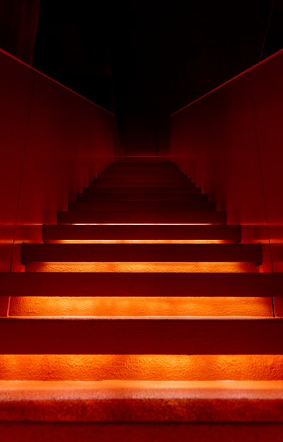 棕色和黑色楼梯，黄色和红色灯光
